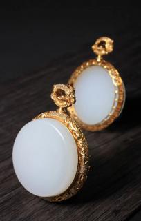 和田玉圆牌:18k金镶嵌的奢华与经典